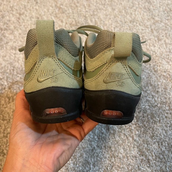 Nike Ishod Wair Green Sneakers Casual Athletic Design - Picture 5 of 7